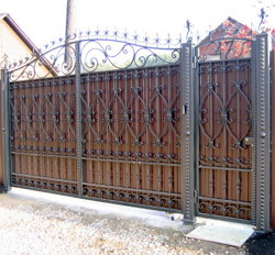 Ворота и калитка из профнастила с элементами ковк