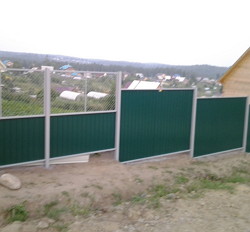 Комбинированный забор из профнастила и сетки рабица